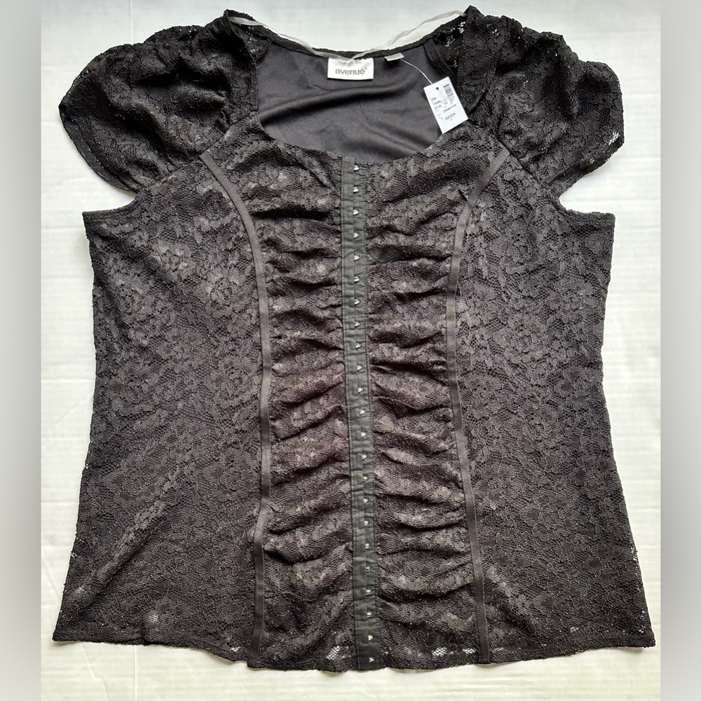 Women’s New with tags Avenue pull over black lace top size 22/24